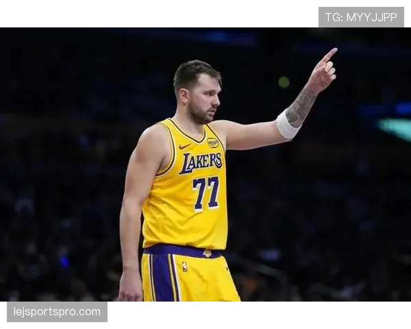 卢卡·东契奇超市结账那一刻，旁边人默默把自己的零钱都收起来